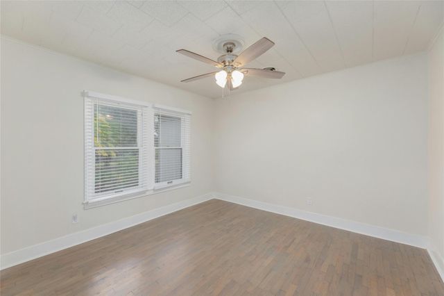 419 N Doak ST, Taylor, TX 76574