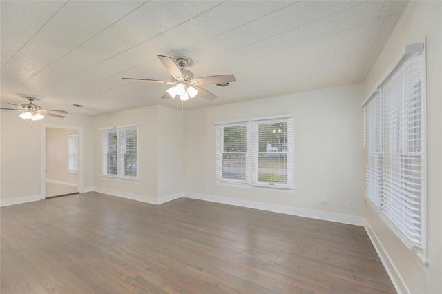 419 N Doak ST, Taylor, TX 76574