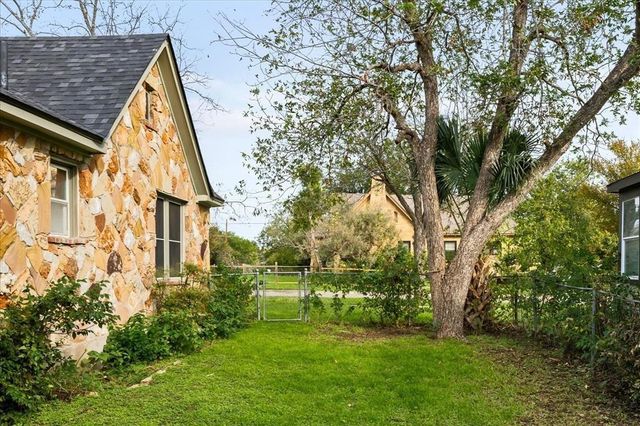 419 N Doak ST, Taylor, TX 76574