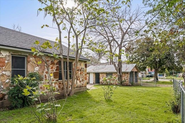 419 N Doak ST, Taylor, TX 76574