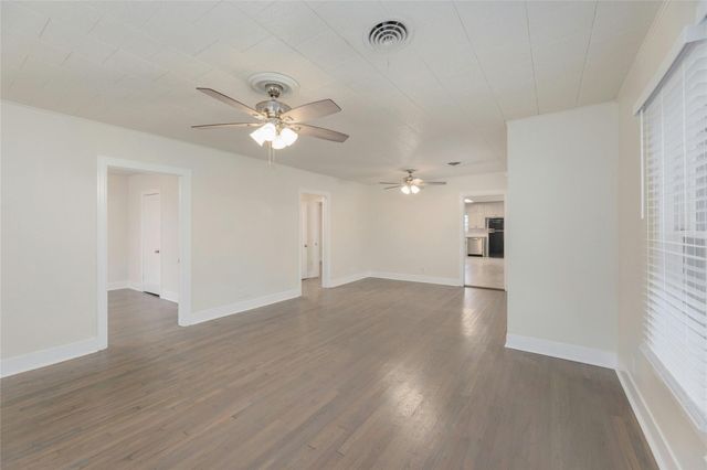 419 N Doak ST, Taylor, TX 76574