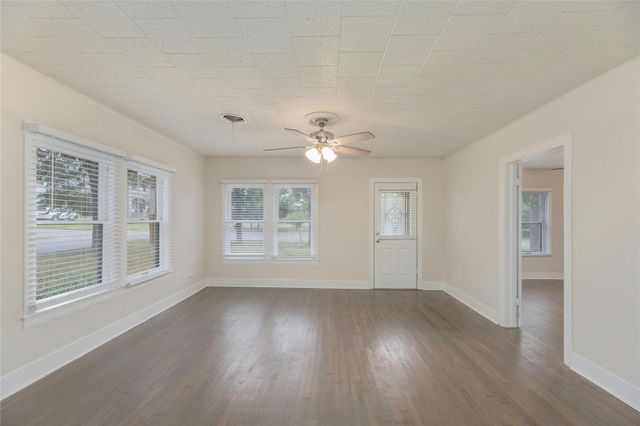 419 N Doak ST, Taylor, TX 76574