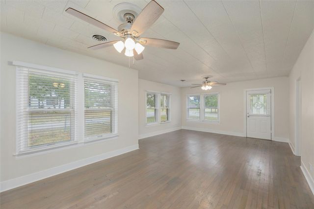 419 N Doak ST, Taylor, TX 76574