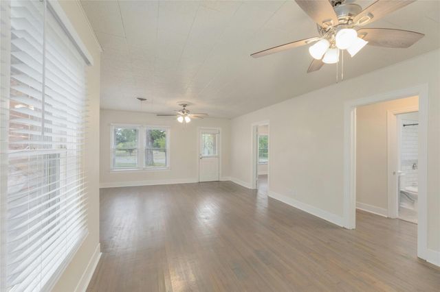 419 N Doak ST, Taylor, TX 76574