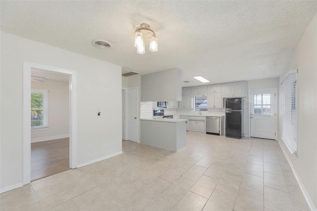 419 N Doak ST, Taylor, TX 76574