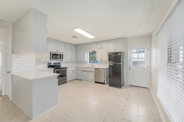 419 N Doak ST, Taylor, TX 76574