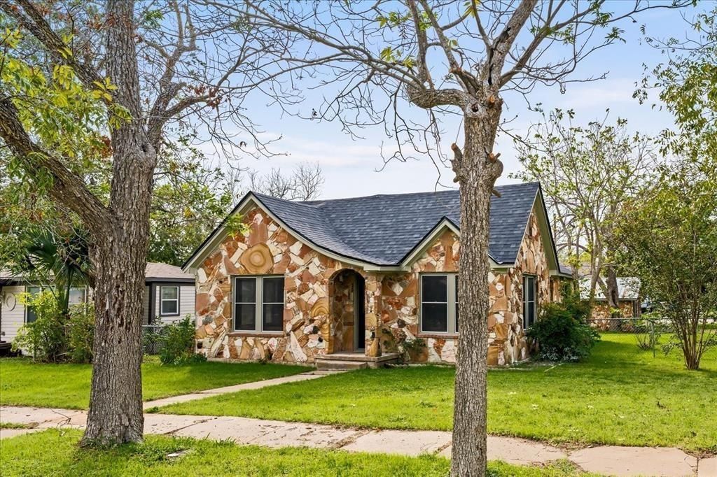 419 N Doak ST, Taylor, TX 76574
