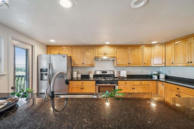 471 Ridgeview Dr, Pleasant Hill, CA 94523