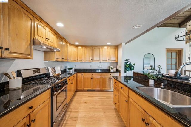 471 Ridgeview Dr, Pleasant Hill, CA 94523