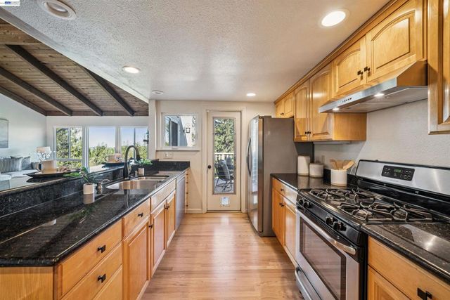 471 Ridgeview Dr, Pleasant Hill, CA 94523