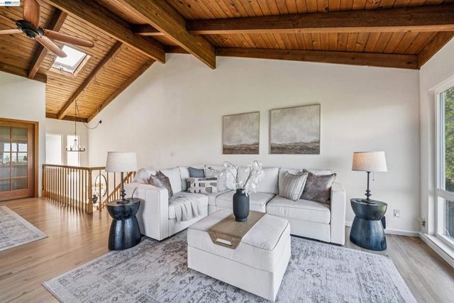 471 Ridgeview Dr, Pleasant Hill, CA 94523