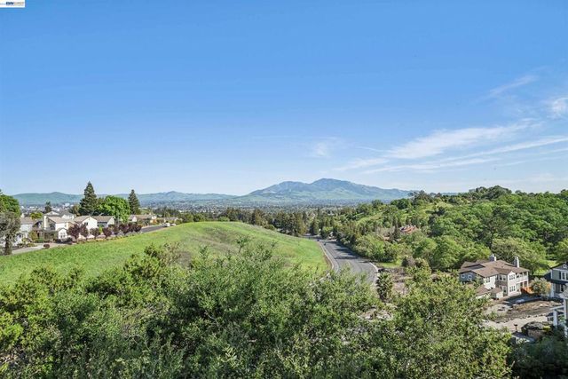 471 Ridgeview Dr, Pleasant Hill, CA 94523
