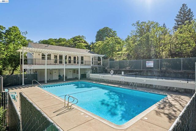 471 Ridgeview Dr, Pleasant Hill, CA 94523