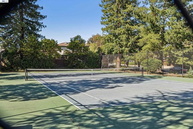 471 Ridgeview Dr, Pleasant Hill, CA 94523