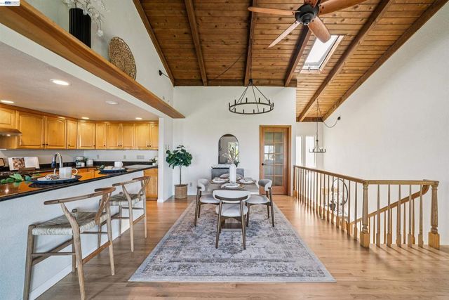 471 Ridgeview Dr, Pleasant Hill, CA 94523