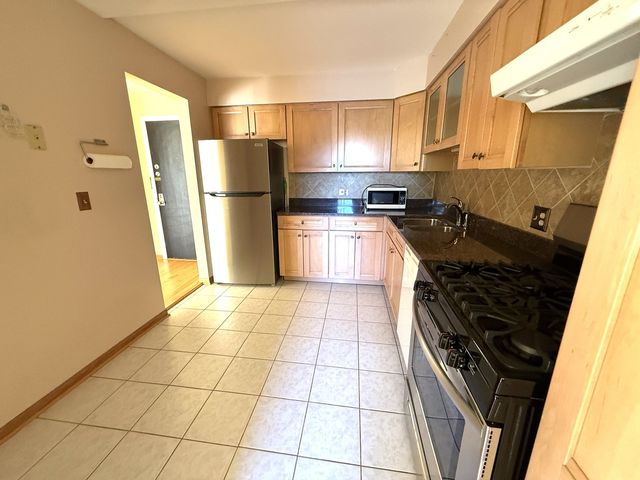 10373 Dearlove Road 304, Glenview, IL 60025