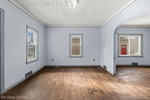 1125 E Hayes Avenue, Hazel Park, MI 48030