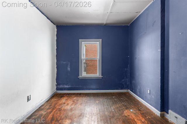 1125 E Hayes Avenue, Hazel Park, MI 48030