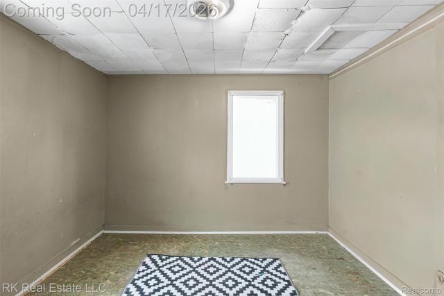 1125 E Hayes Avenue, Hazel Park, MI 48030