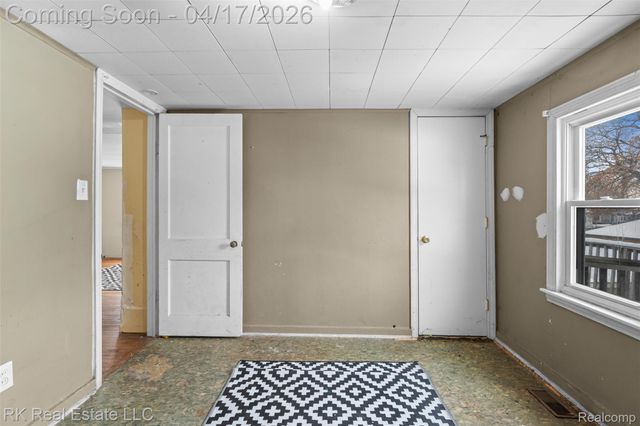 1125 E Hayes Avenue, Hazel Park, MI 48030