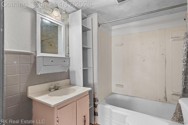 1125 E Hayes Avenue, Hazel Park, MI 48030