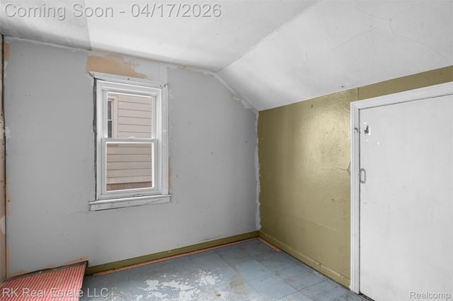 1125 E Hayes Avenue, Hazel Park, MI 48030