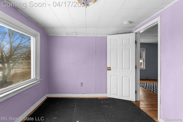 1125 E Hayes Avenue, Hazel Park, MI 48030