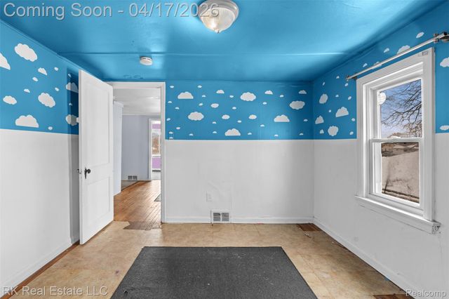 1125 E Hayes Avenue, Hazel Park, MI 48030