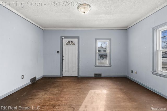 1125 E Hayes Avenue, Hazel Park, MI 48030