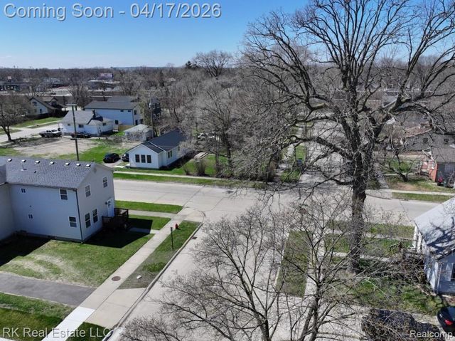 1125 E Hayes Avenue, Hazel Park, MI 48030