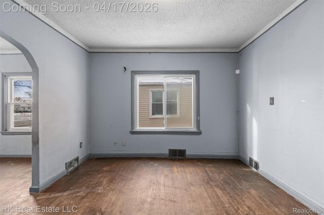 1125 E Hayes Avenue, Hazel Park, MI 48030