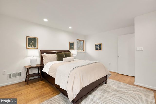 9213 FRIARS RD, Bethesda, MD 20817