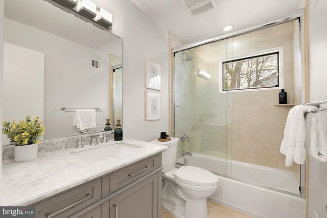 9213 FRIARS RD, Bethesda, MD 20817