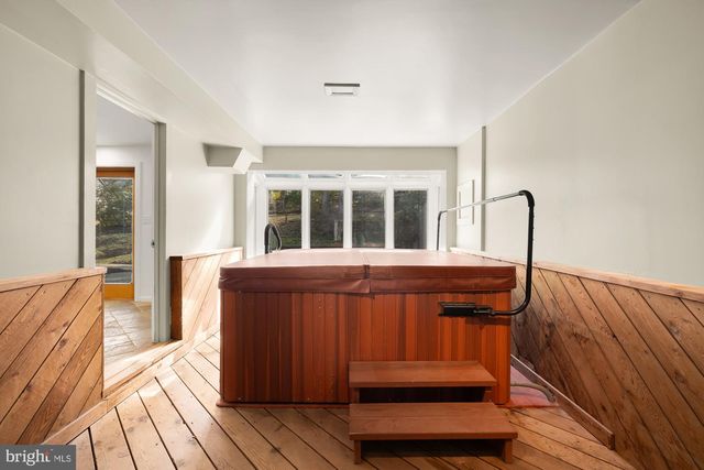 9213 FRIARS RD, Bethesda, MD 20817