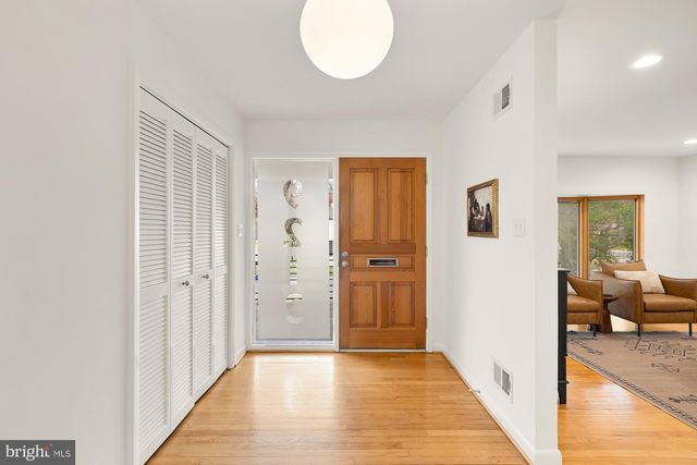 9213 FRIARS RD, Bethesda, MD 20817