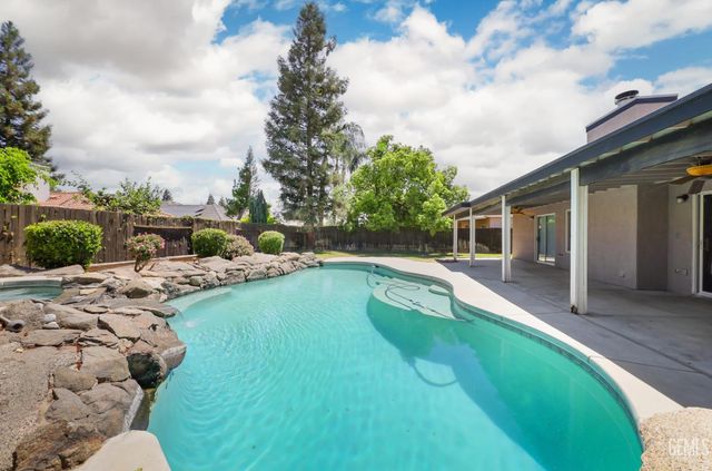 10102 Salerosa Court, Bakersfield, CA 93312
