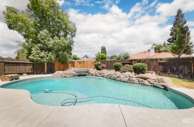 10102 Salerosa Court, Bakersfield, CA 93312