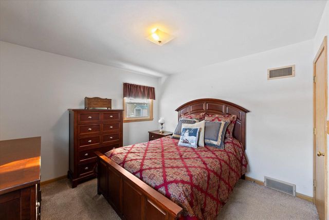 5923 Sunny LANE, Grafton, WI 53024