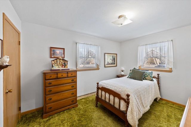 5923 Sunny LANE, Grafton, WI 53024