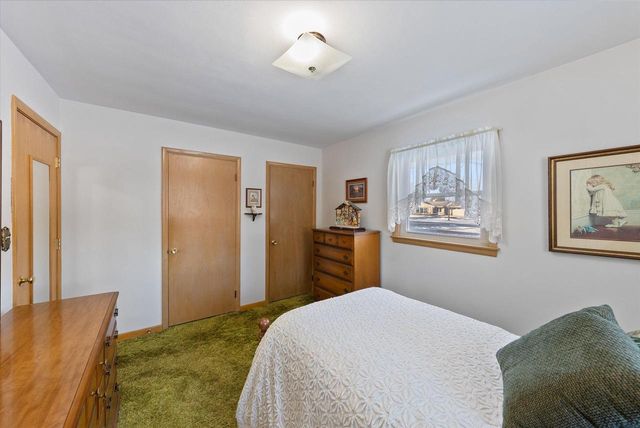 5923 Sunny LANE, Grafton, WI 53024