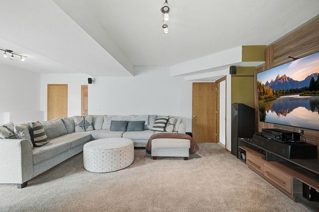 20933 Jamestown Avenue, Lakeville, MN 55044