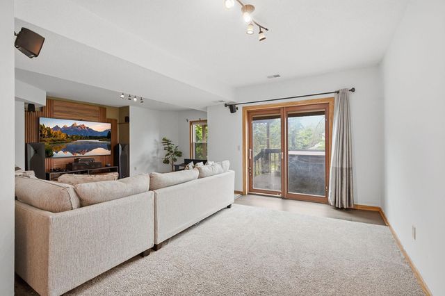 20933 Jamestown Avenue, Lakeville, MN 55044