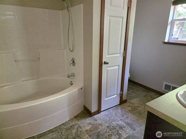 714 Tipsoo Loop S, Rainier, WA 98576