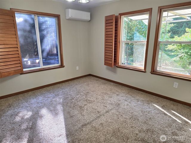 714 Tipsoo Loop S, Rainier, WA 98576