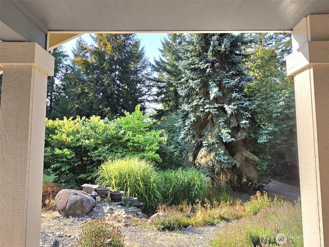 714 Tipsoo Loop S, Rainier, WA 98576