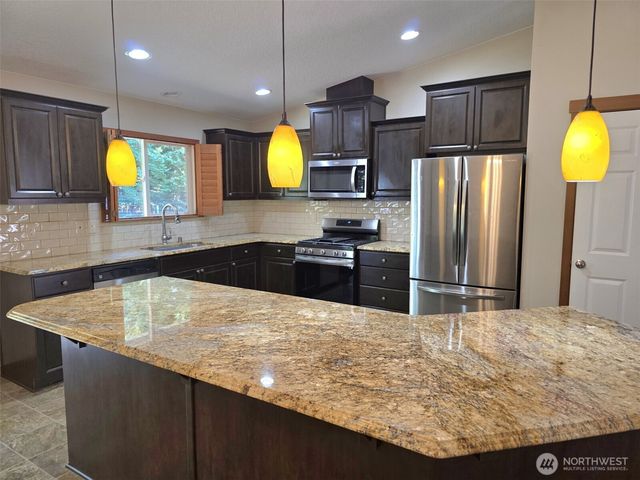 714 Tipsoo Loop S, Rainier, WA 98576