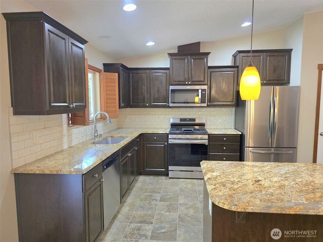 714 Tipsoo Loop S, Rainier, WA 98576