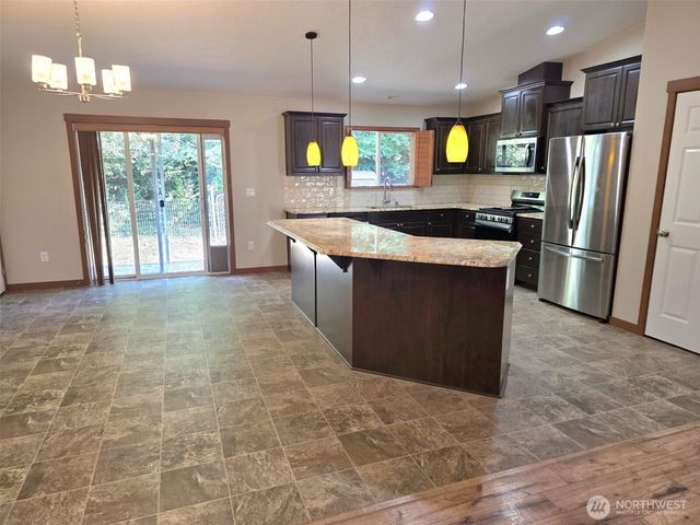 714 Tipsoo Loop S, Rainier, WA 98576