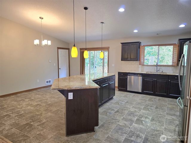 714 Tipsoo Loop S, Rainier, WA 98576