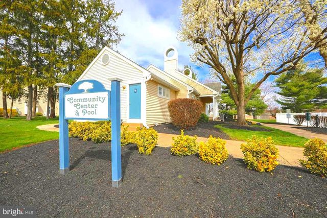 92 CATHERINE CT, Levittown, PA 19057